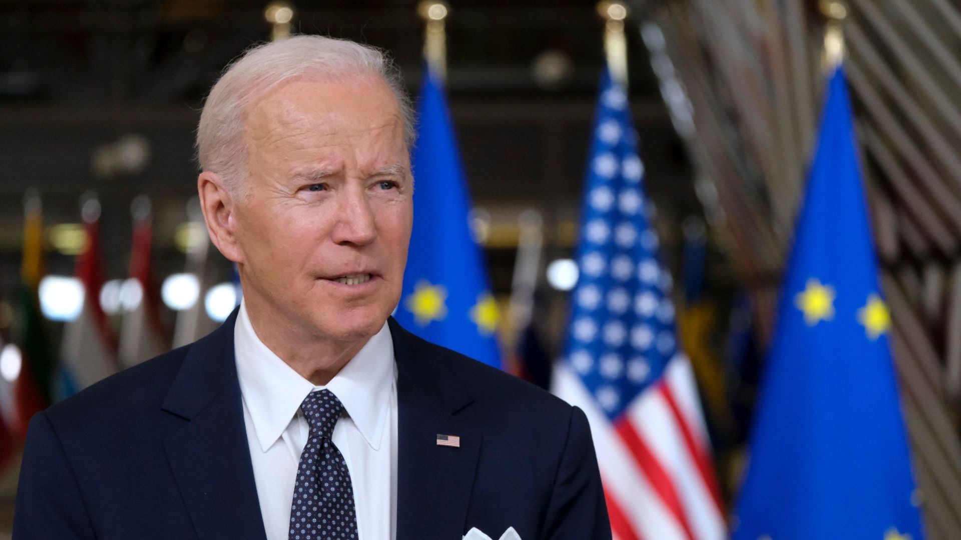 Biden le dice al senador Bob Menéndez que quiere hablar sobre Cuba