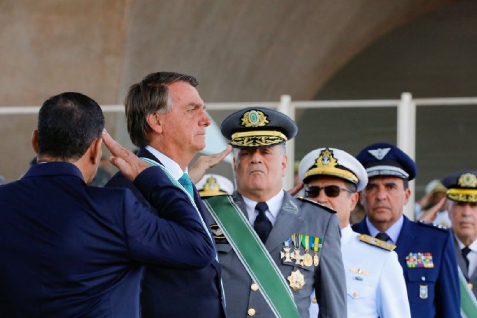 Bolsonaro convoca reunión urgente con militares tras informe que no excluye "inconsistencias" en elecciones de Brasil