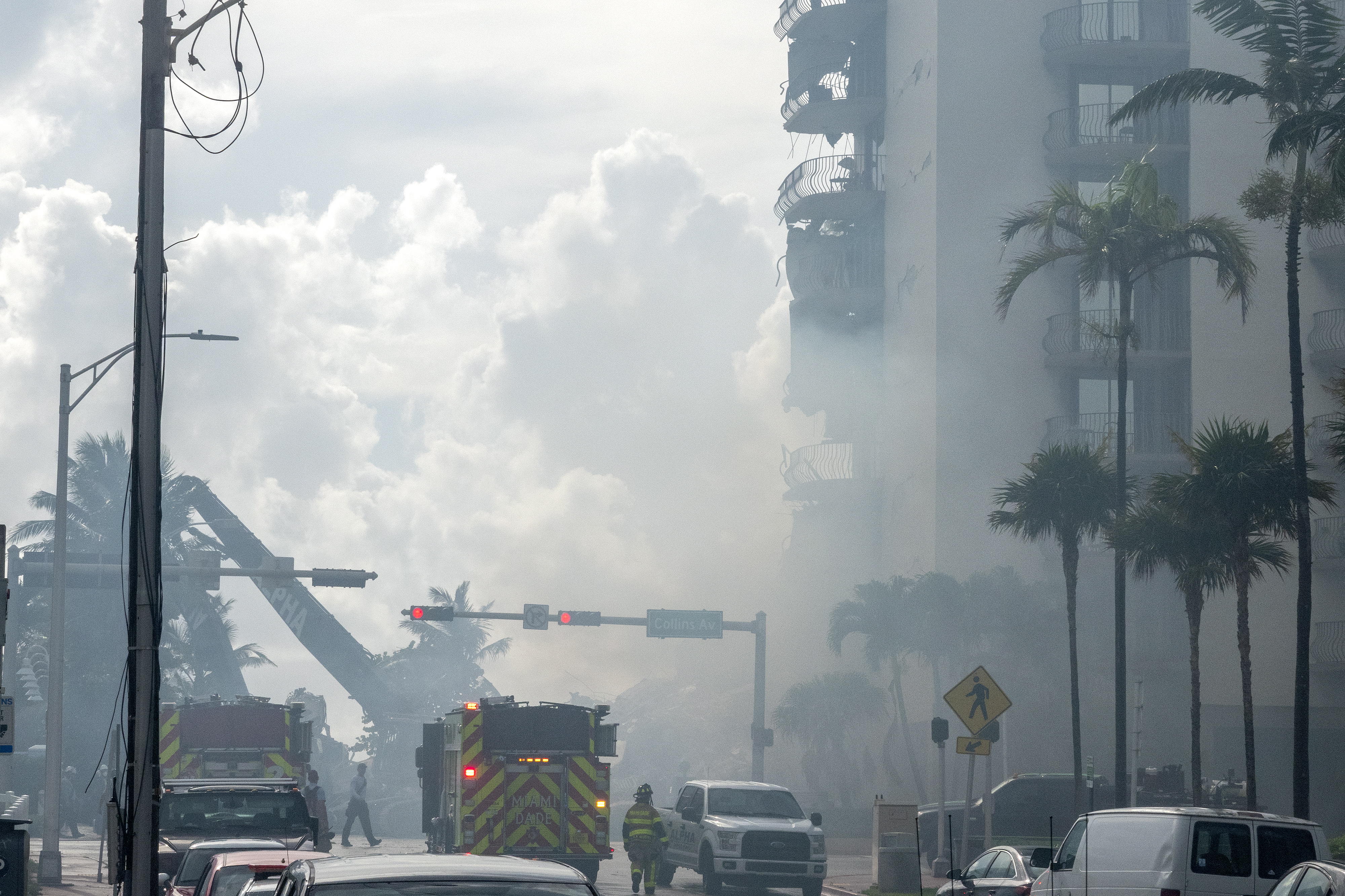 Bomberos de Miami continúan combatiendo incendio en planta de desechos