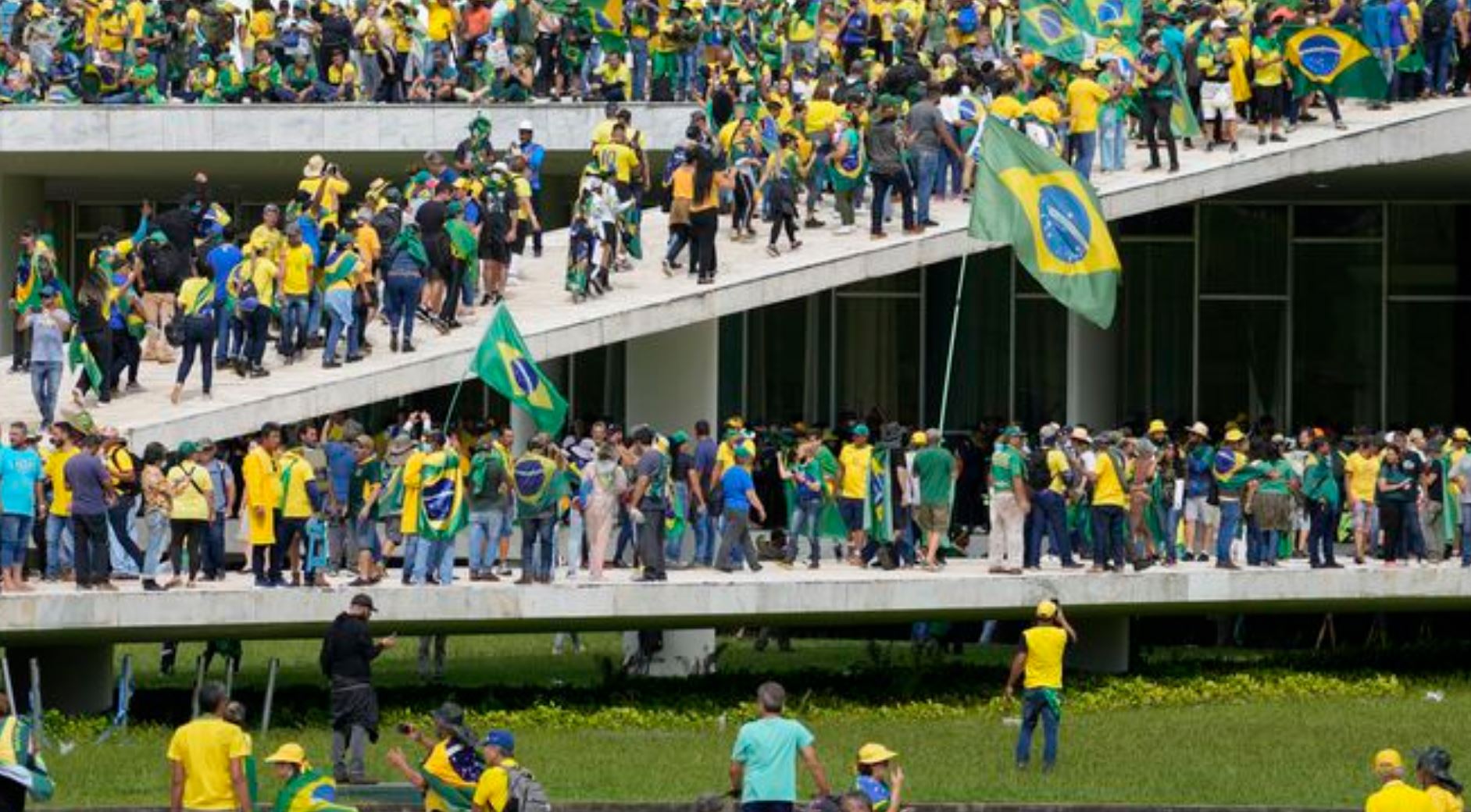 Brasil: manifestantes toman edificios del Congreso, la Presidencia y Tribunal Supremo