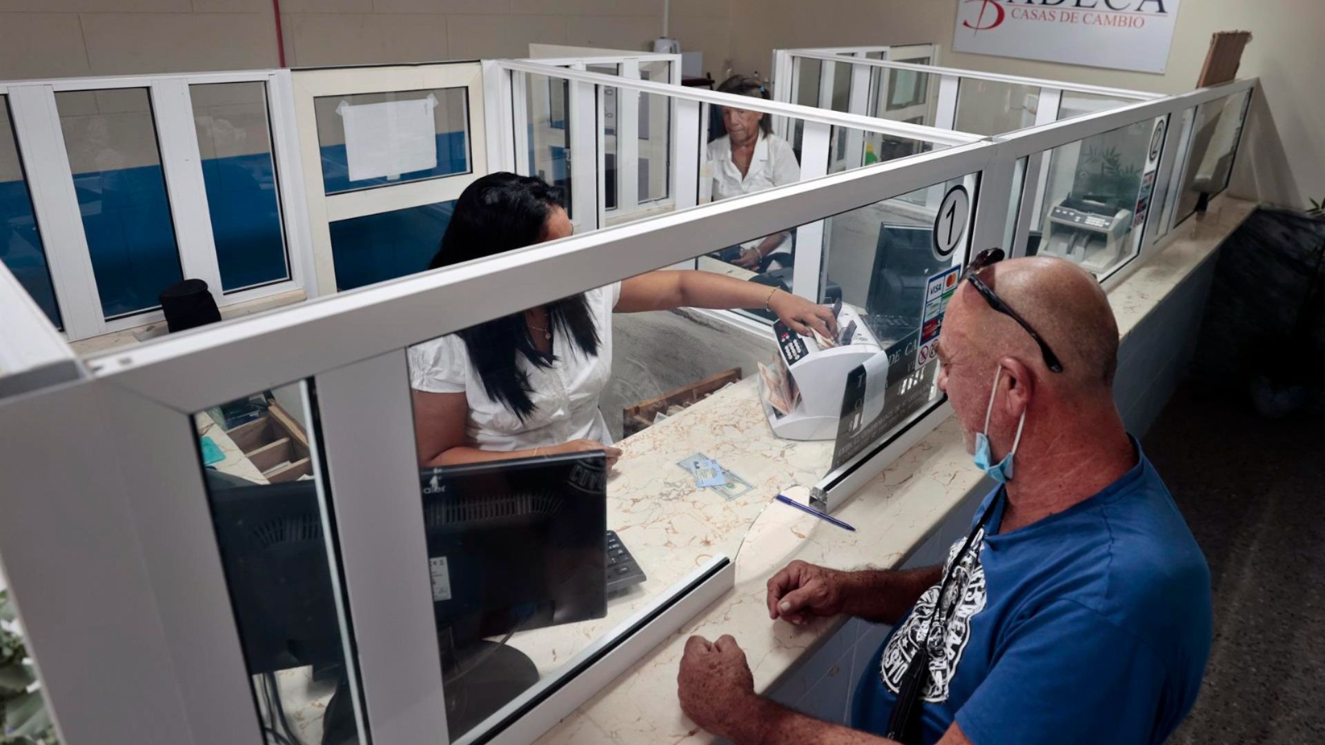 CADECA venderá dólares a cubanos para que los depositen en tarjetas del régimen