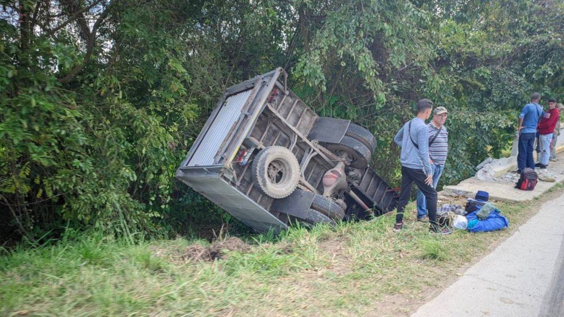 Camión cae de un puente en Villa Clara