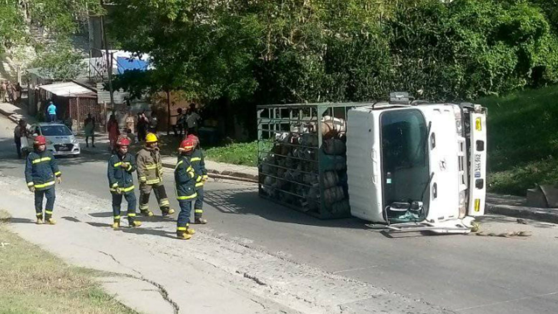 Camión con balitas de gas se accidenta en Santiago de Cuba