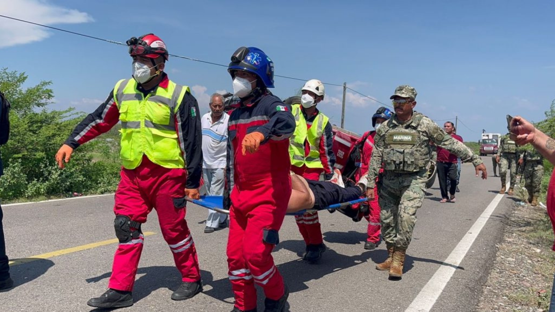 Camioneta se vuelca con 22 cubanos en México: hay menores heridos