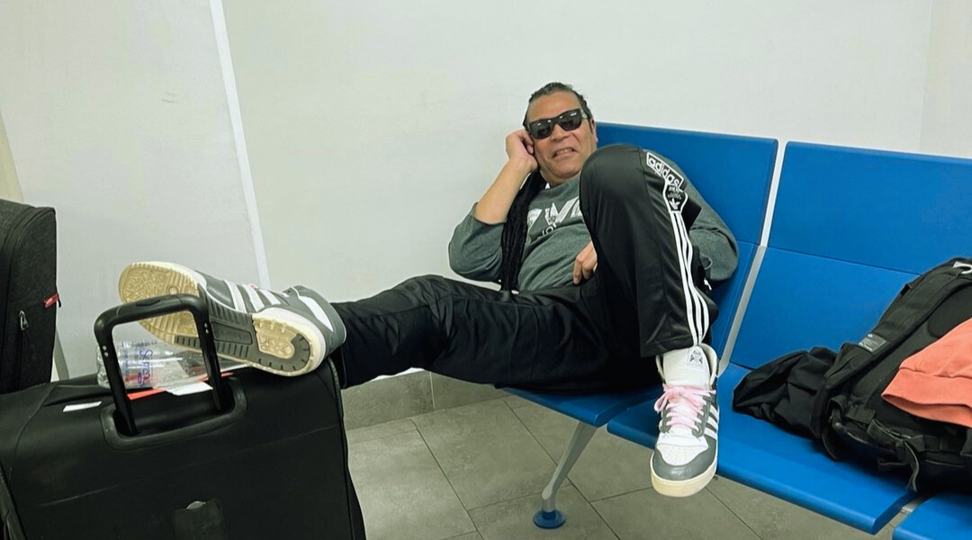 Cantautor cubano Amaury Gutiérrez detenido en aeropuerto de Colombia "por decirle comunista a un agente"