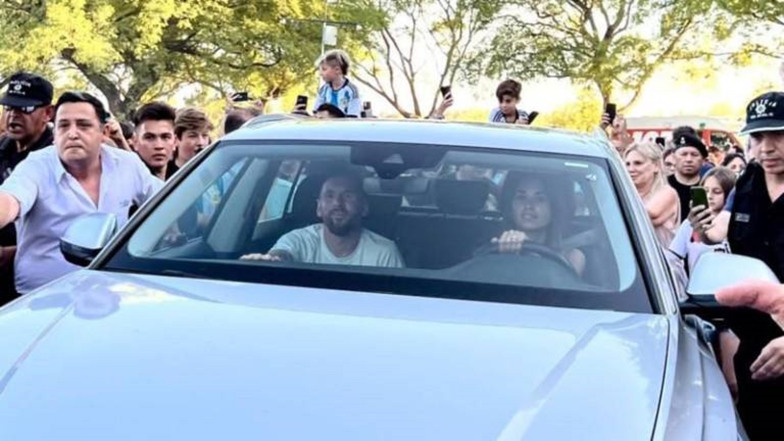 Casa de Messi en Rosario está inundada de fanáticos de Argentina