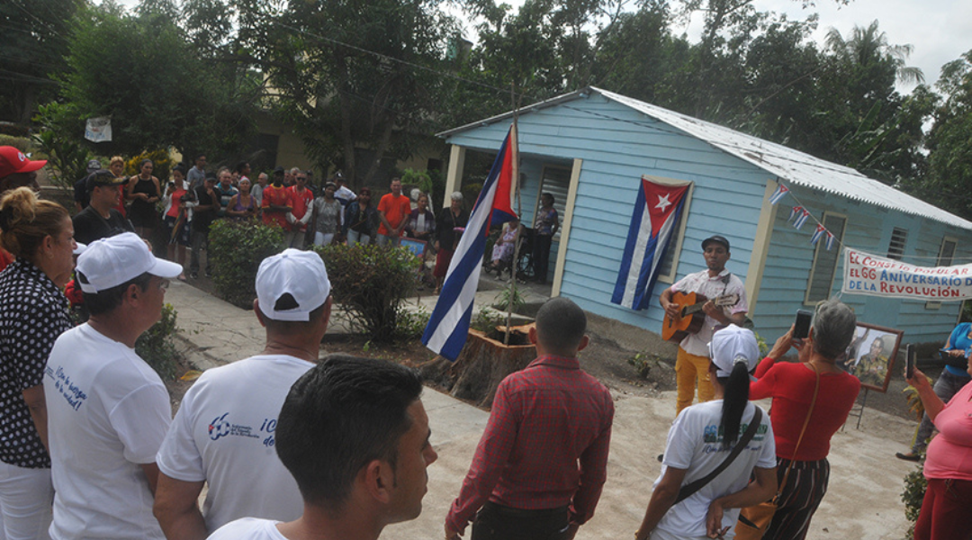 Castrismo entrega dos casas de madera en saludo al 66 aniversario de “La Revolución”
