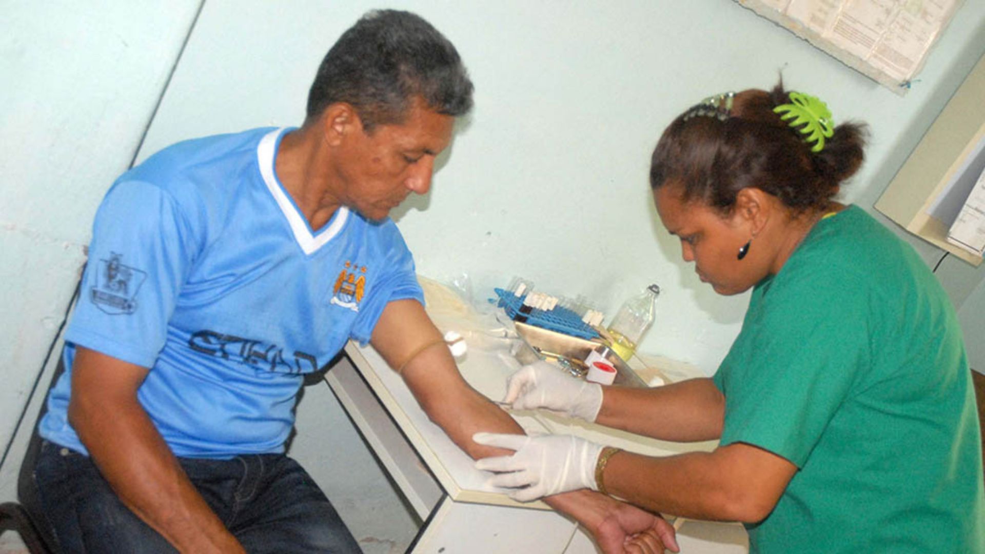 Castrismo pide donaciones voluntarias de sangre mientras continúa el negocio de su exportación