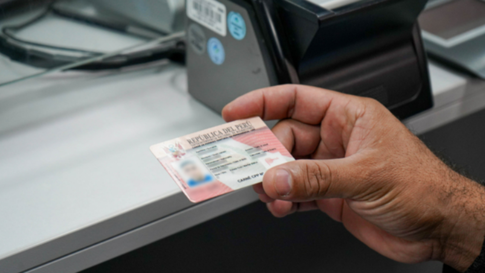 Cerca de 2000 cubanos buscan regularizarse en Perú