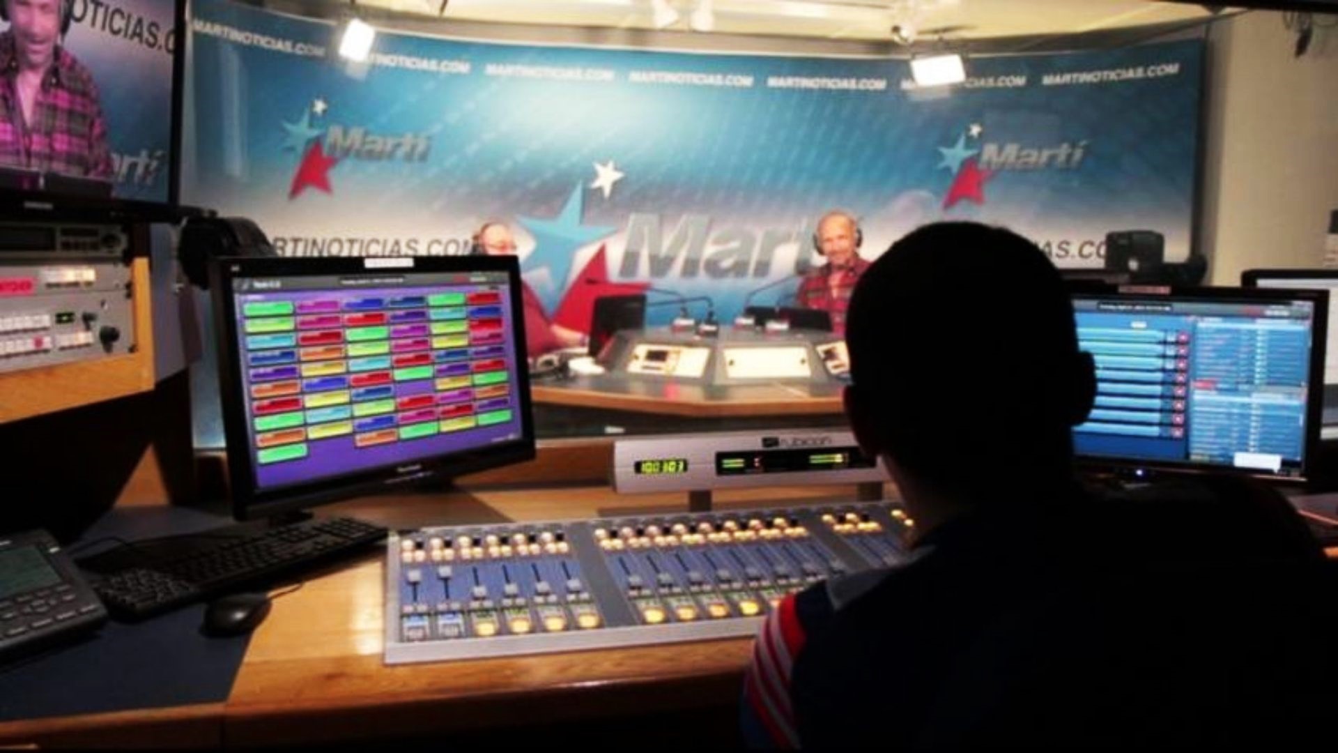 Cerrar Radio Martí "sería un regalo a la dictadura comunista de Cuba"