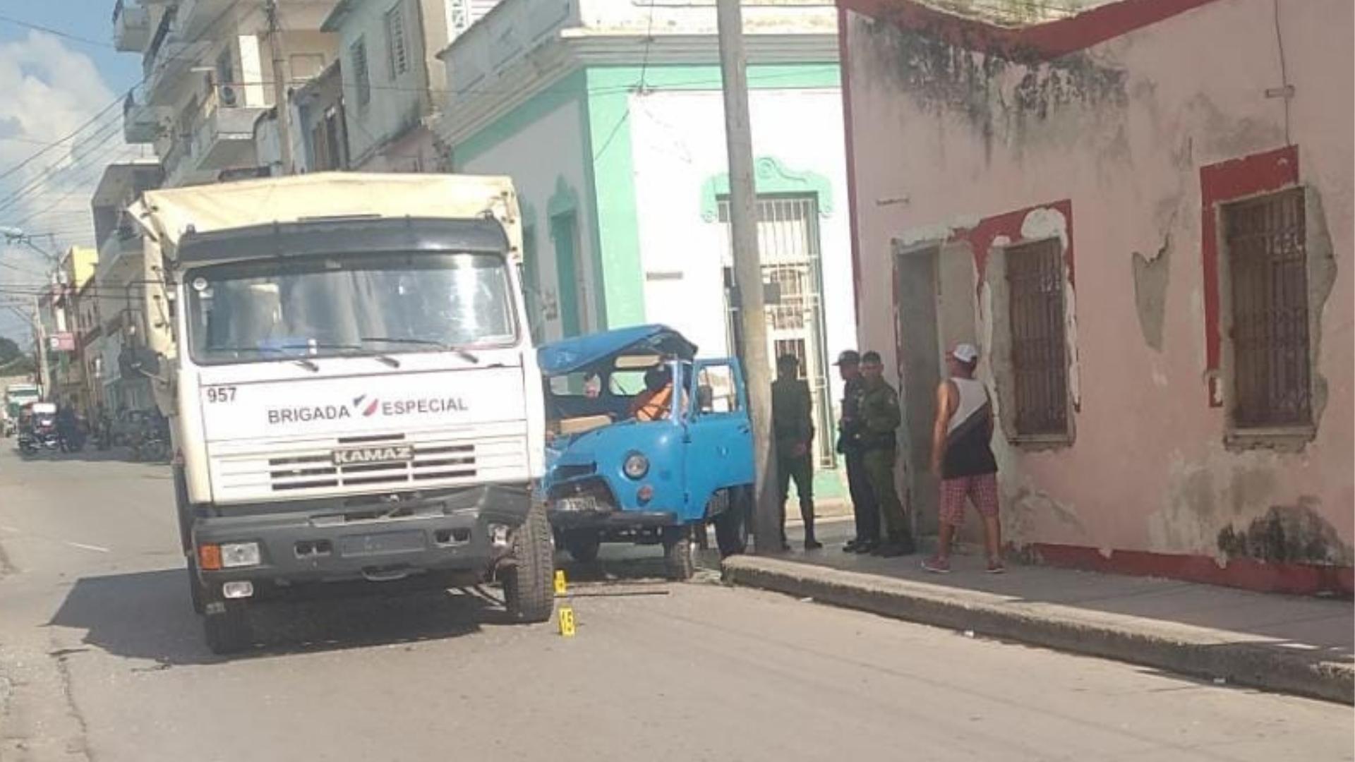 Choque entre camión de Brigada Especial del Minint y vehículo con civiles