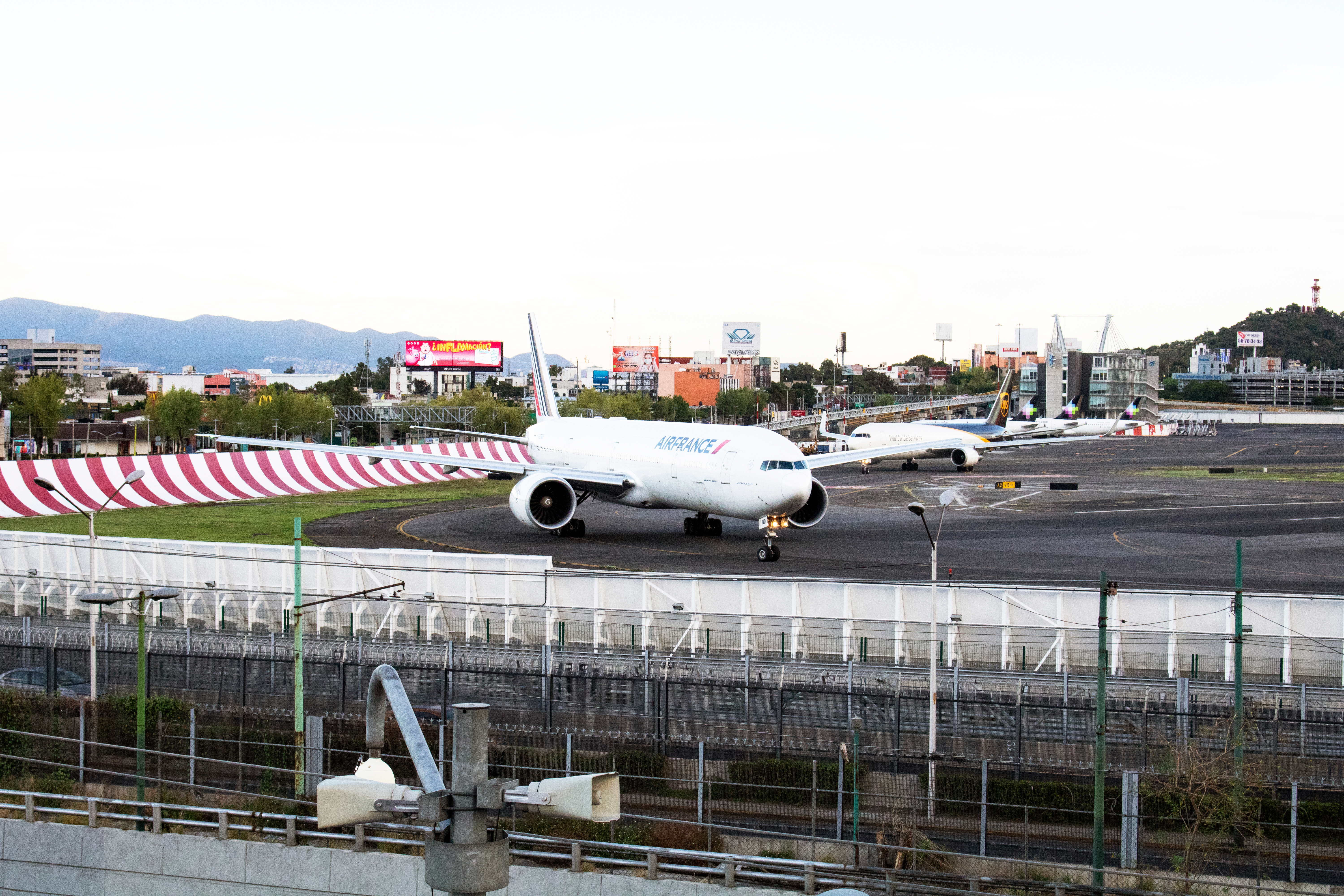Cierran aeropuertos de Ciudad de México por caída de ceniza volcánica