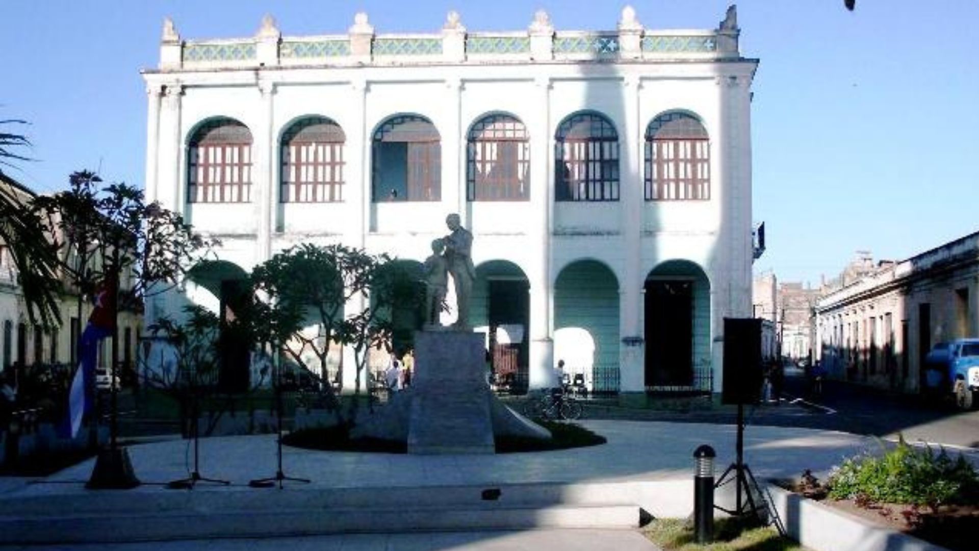 Cierran clínica de Camagüey por peligro de un derrumbe inminente
