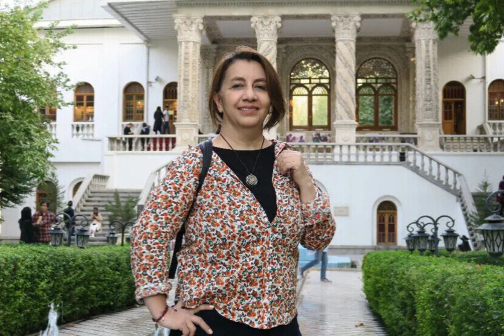 Cineasta iraní condenada a 9 años y 74 latigazos tras publicar fotos sin velo