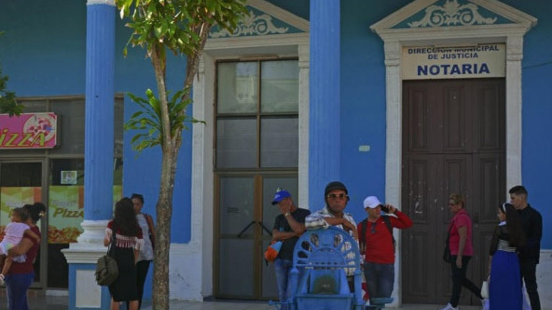Colapsan notarías cubanas por alta demanda de trámites con el fin de migrar