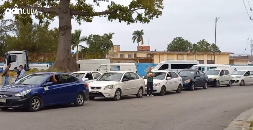 Colas interminables para comprar combustible en La Habana