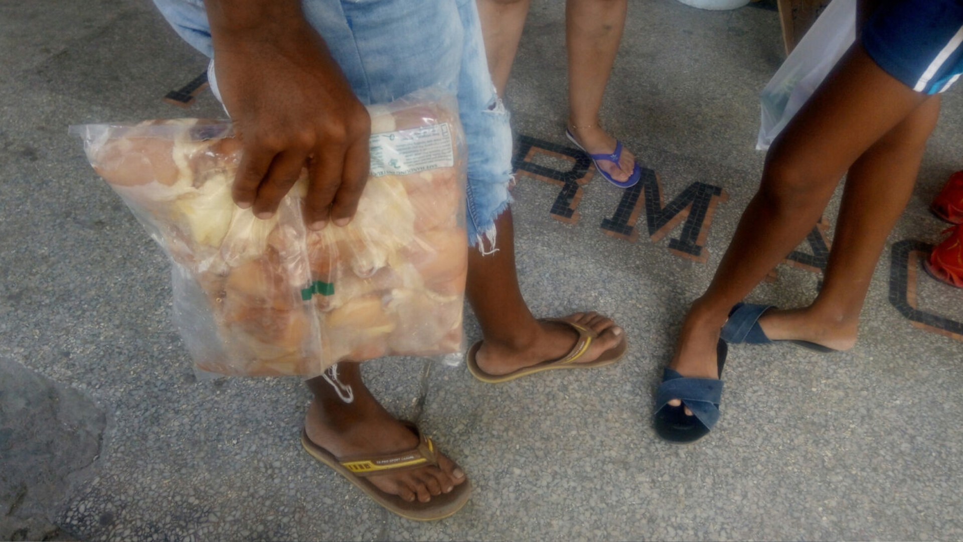 Colas por hambre en Cuba: cientos de personas para alcanzar un poco de pollo