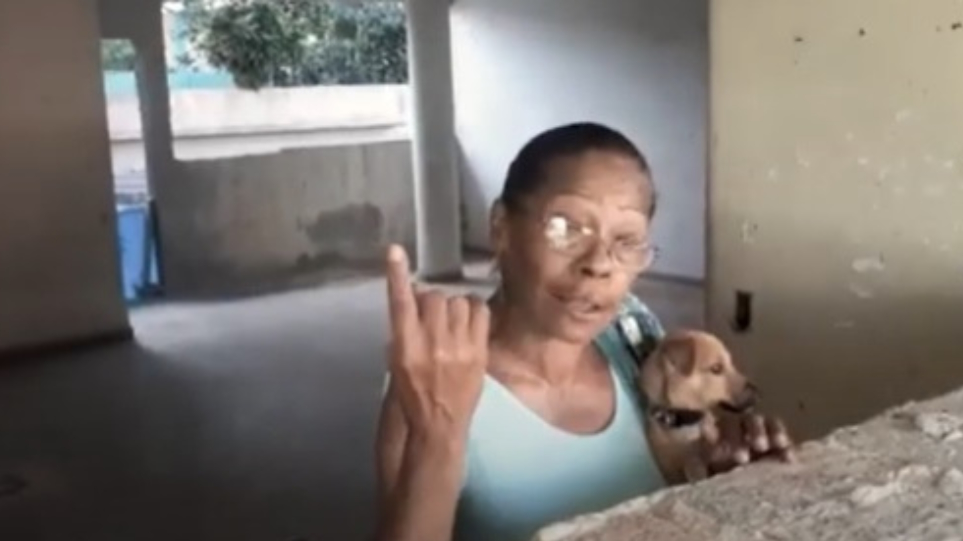 Comunista cubana ataca a EE.UU entre ruinas