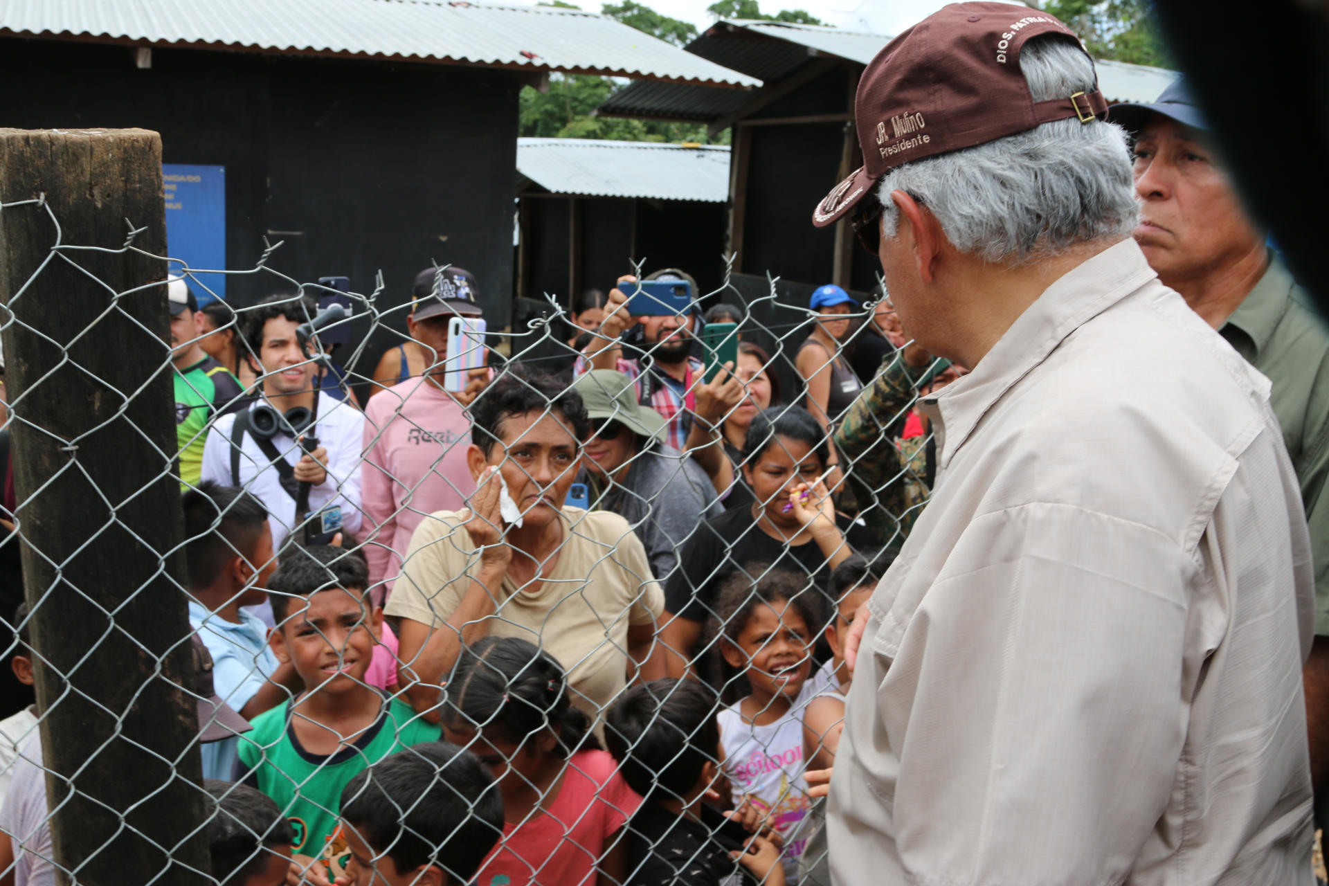 Con alambre de púas y militares, así amanecieron los pasos de la selva del Darién