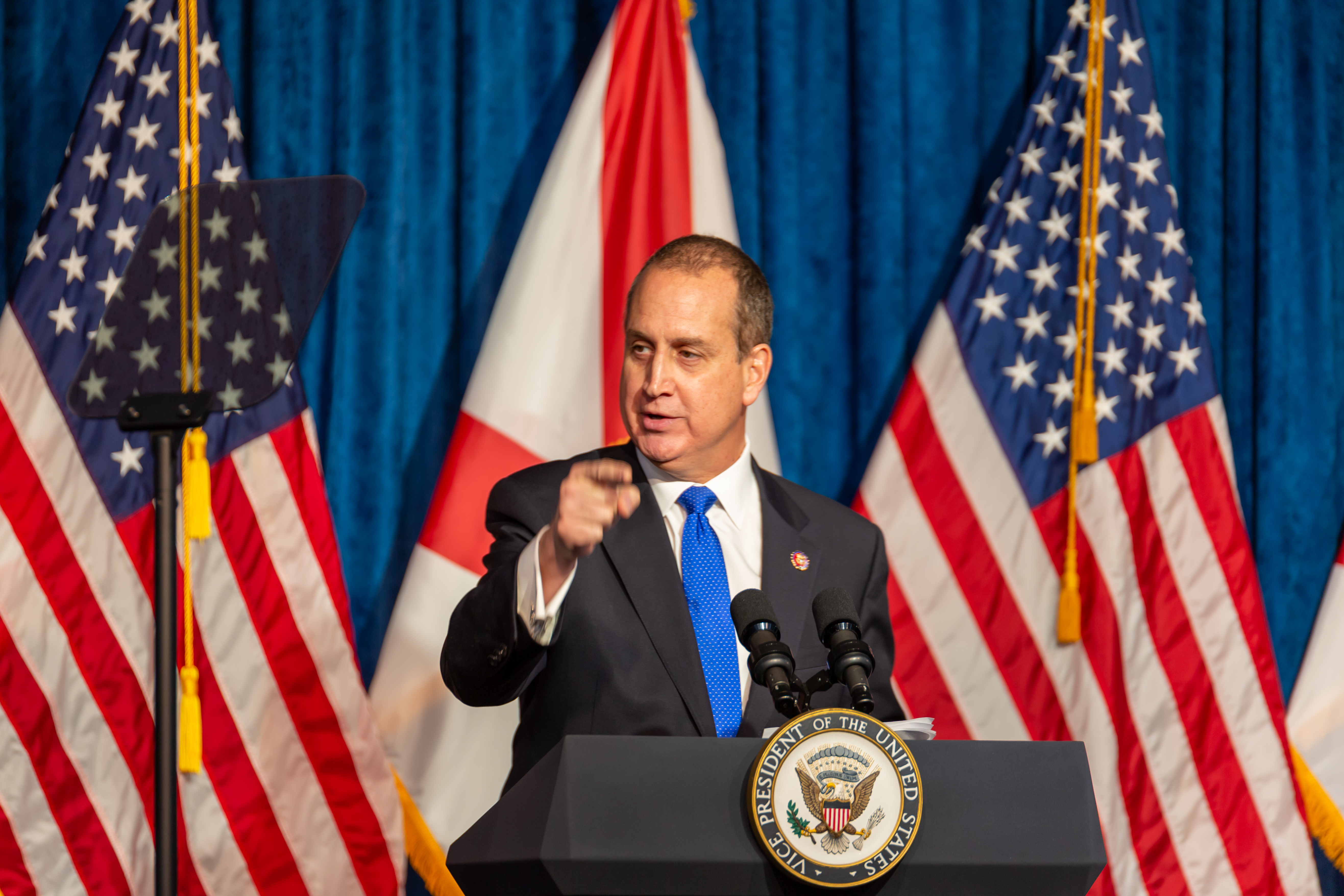 Congresista Díaz-Balart: "Biden busca darle oxigeno al régimen de Castro"