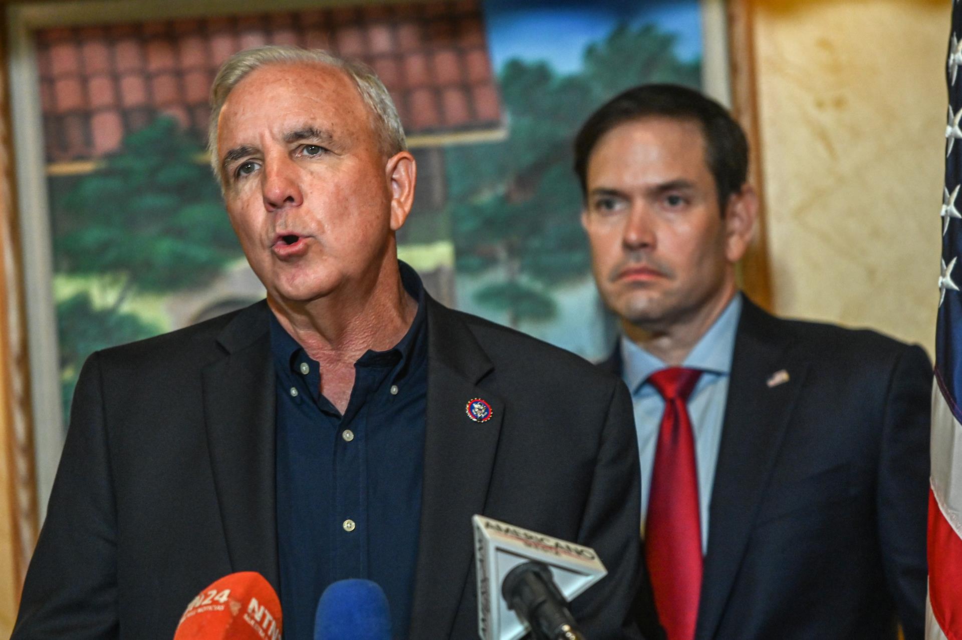 Congresista Giménez pide fin de remesas y vuelos a Cuba