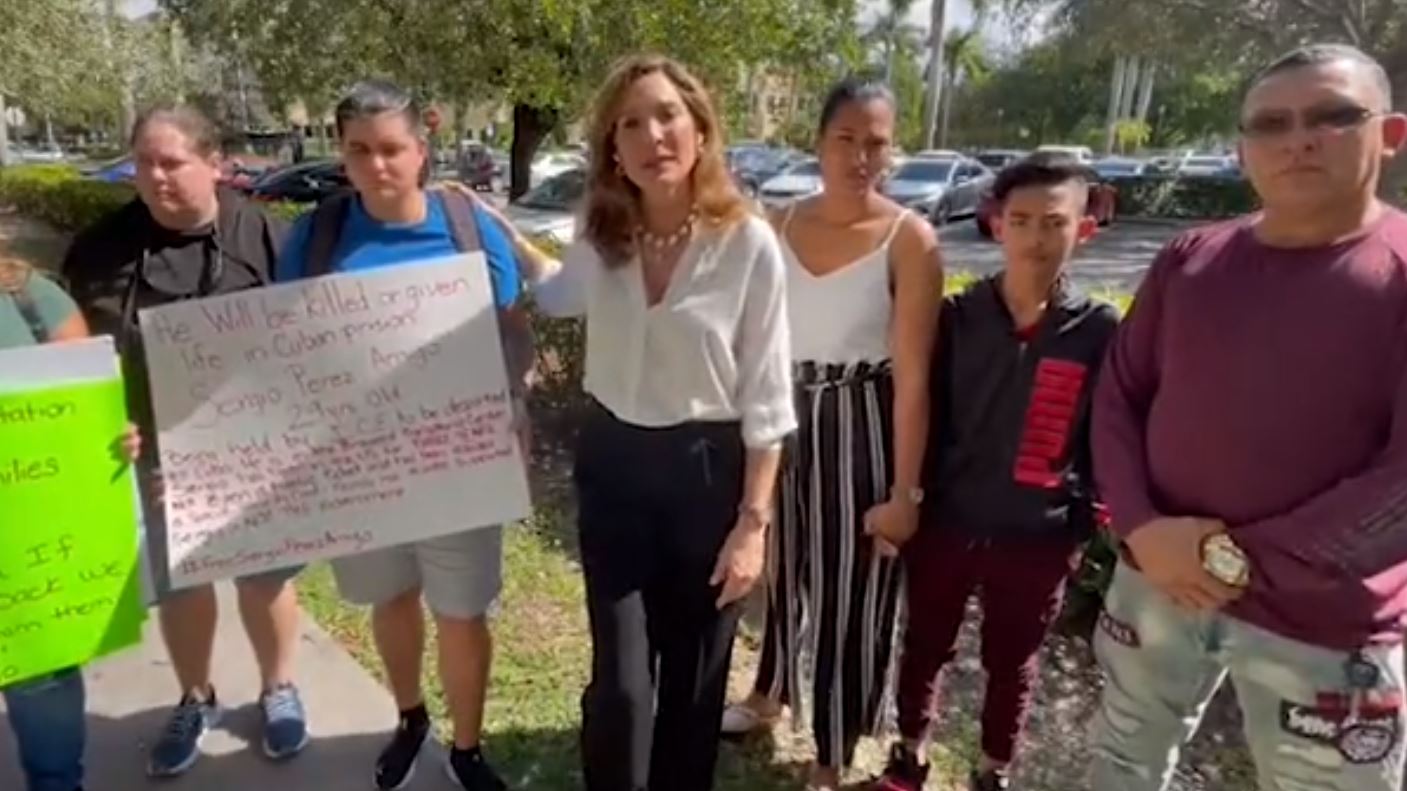 Congresista Salazar y familiares de cubanos detenidos por Inmigración exigen respuestas a Biden