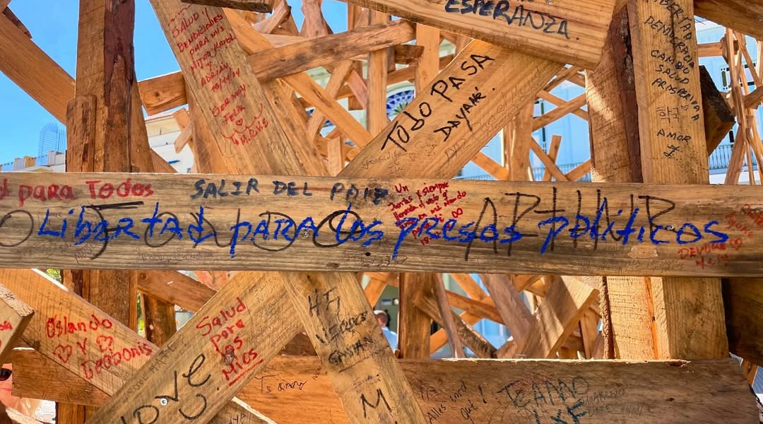 Cosas de la Bienal de La Habana: "Deseos tachados y una nube de madera vigilada por el régimen"