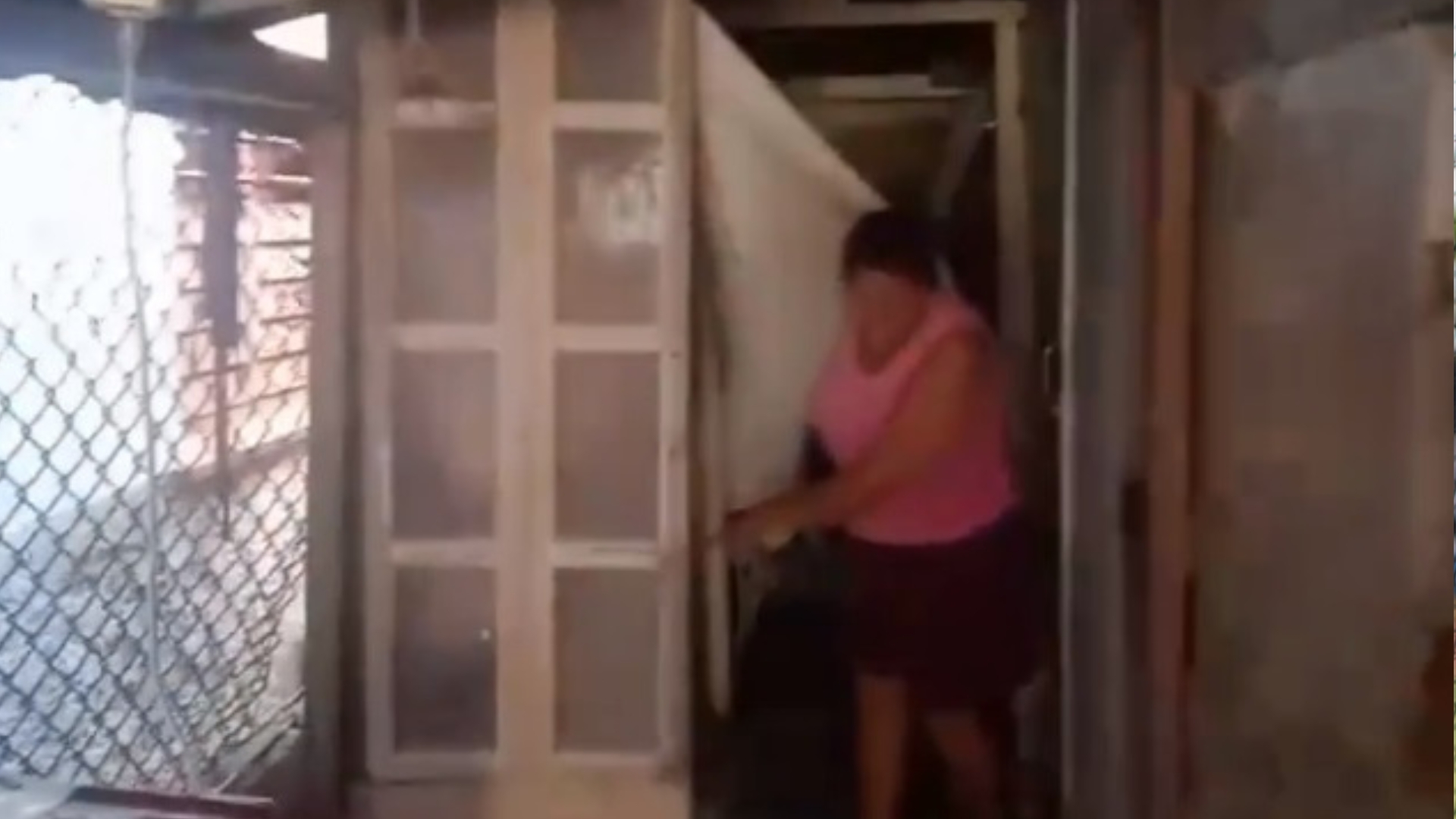 Crisis en Cuba: jubilada de Educación lava para la calle