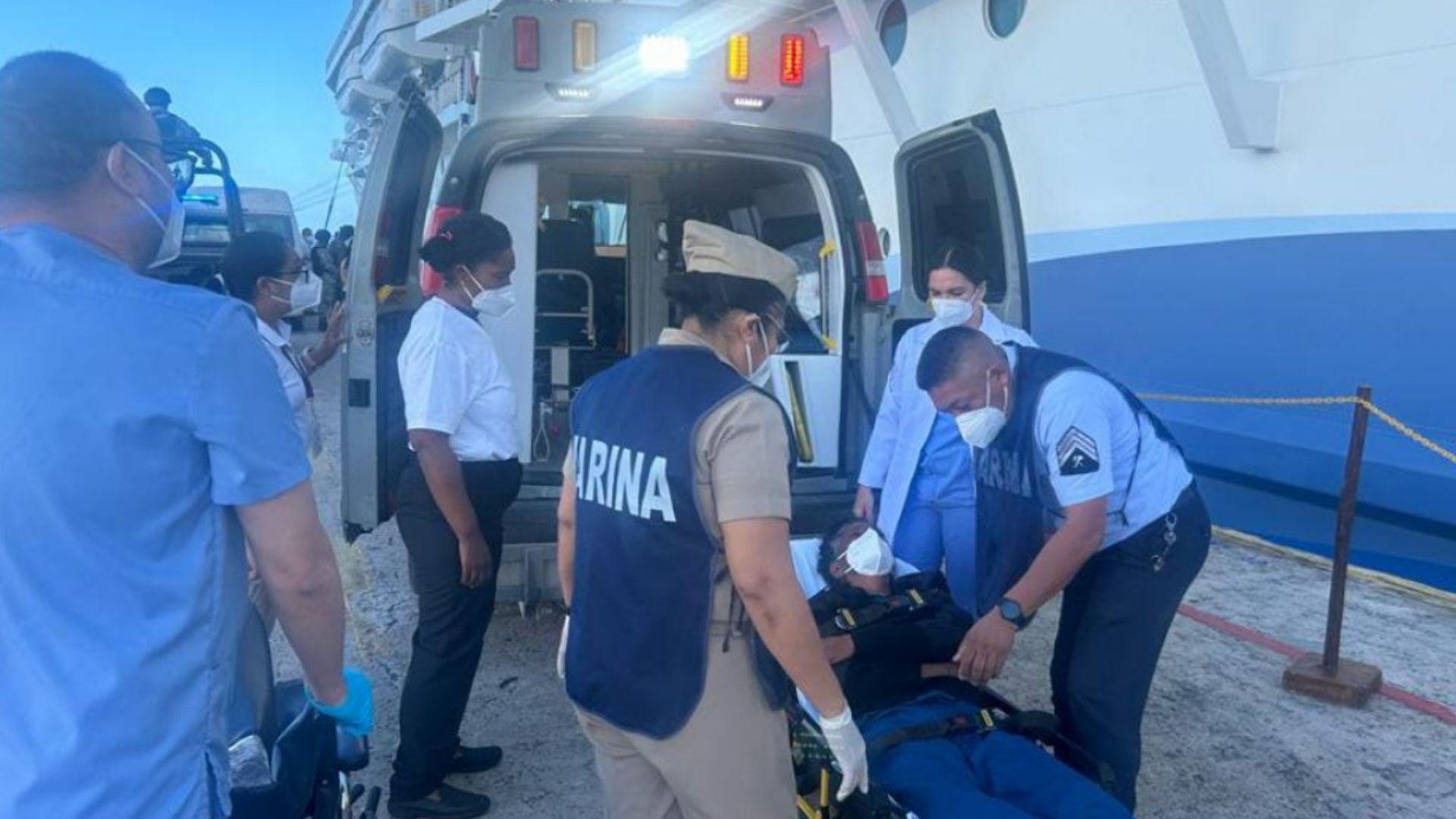 Crucero rescata a 12 balseros cubanos en aguas de Quintana Roo