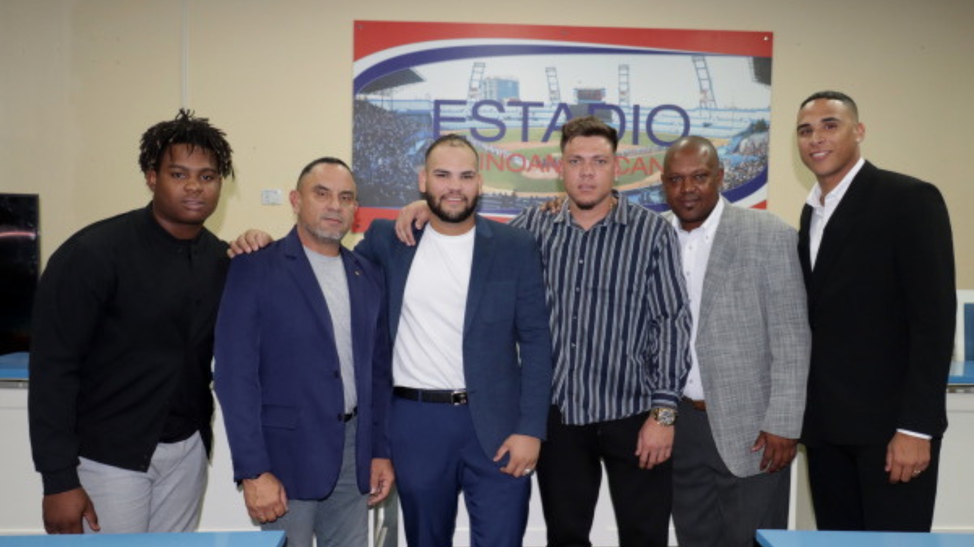 Cuatro peloteros cubanos renuevan contratos con los Dragones del béisbol japonés