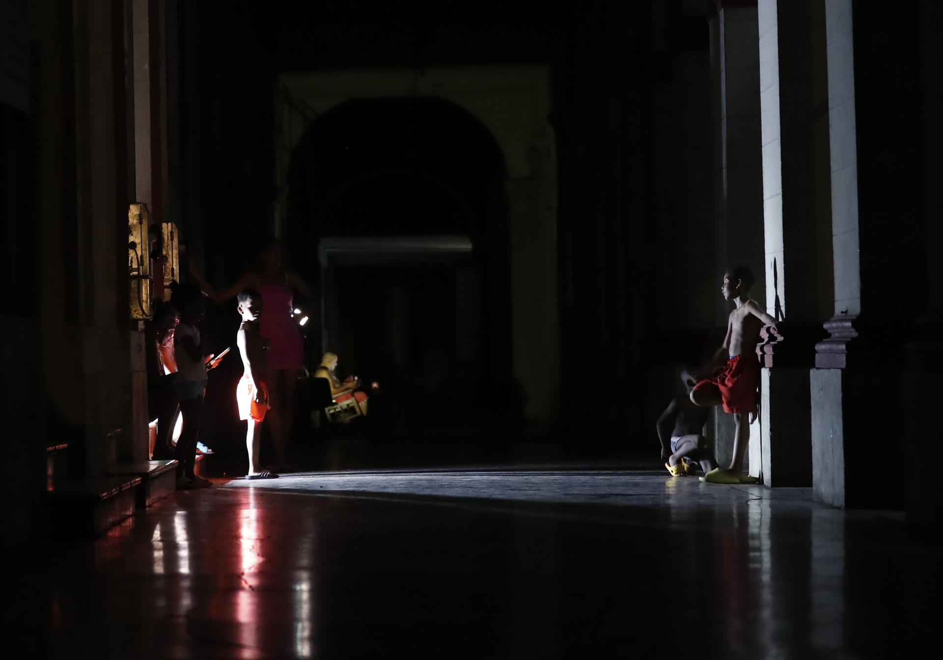 Cuba en crisis: el pueblo sufre más de 120 horas consecutivas sin electricidad
