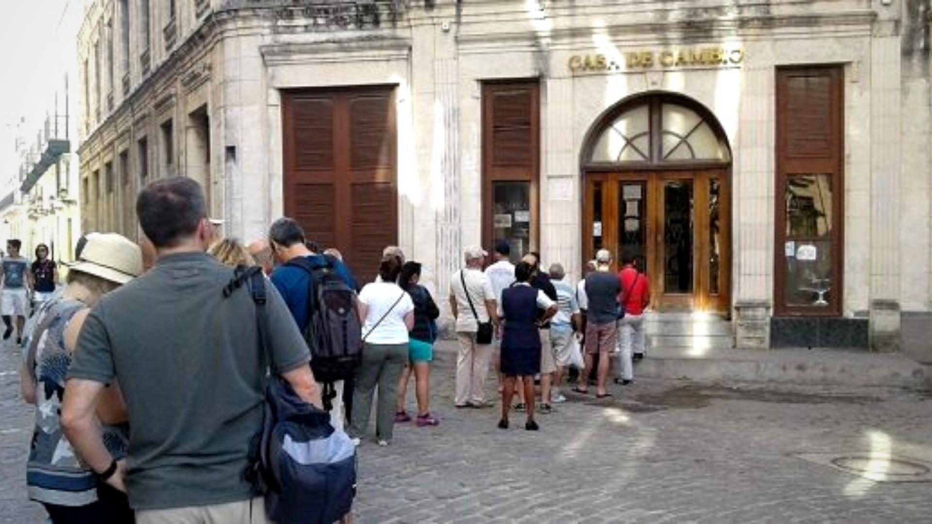 Cubana hace cola 20 días para comprar 100 dólares en Cadeca y no lo logra