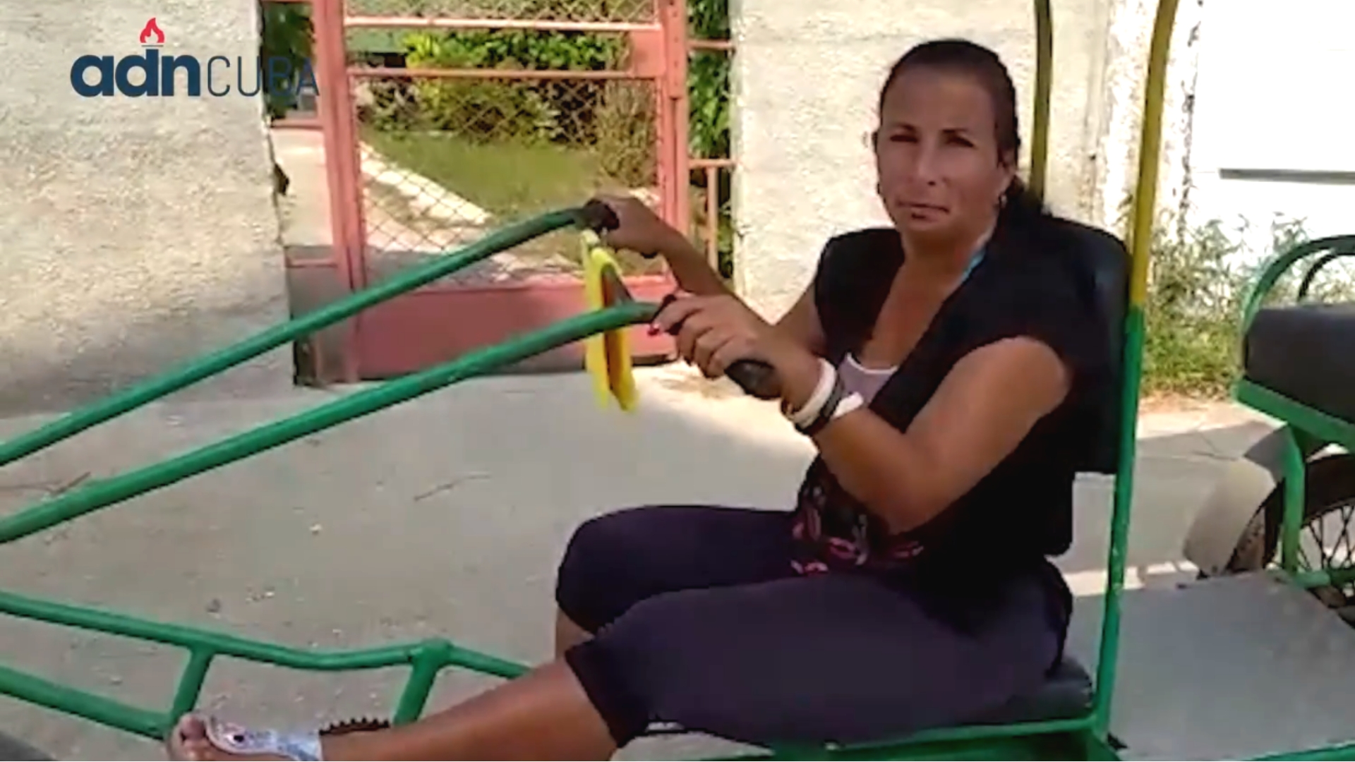 Cubana pedalea en bicitaxi para ayudar a su familia