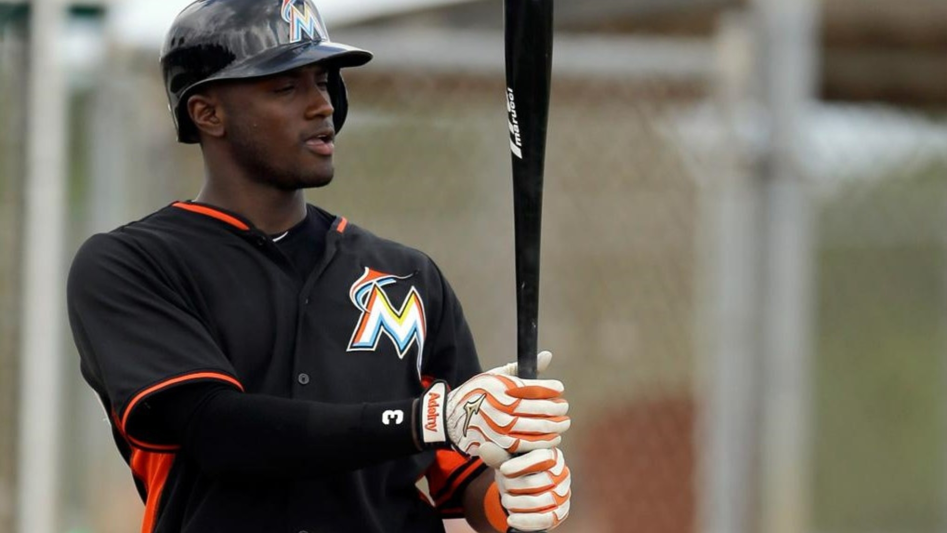 Cubano Adeiny Hechavarría firma contrato con Bravos para ligas menores