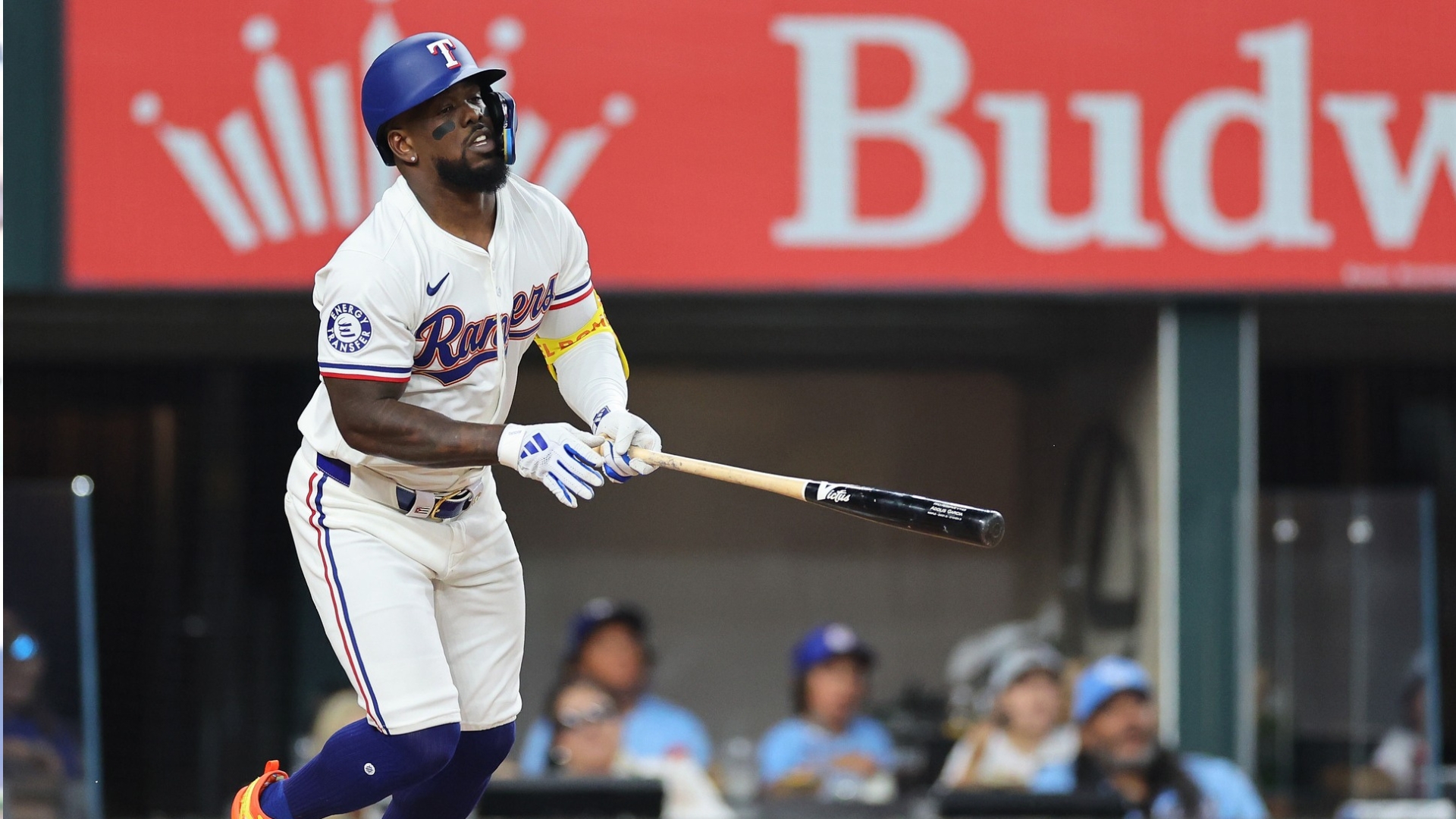 Cubano Adolis García llega a los 100 jonrones en Grandes Ligas 