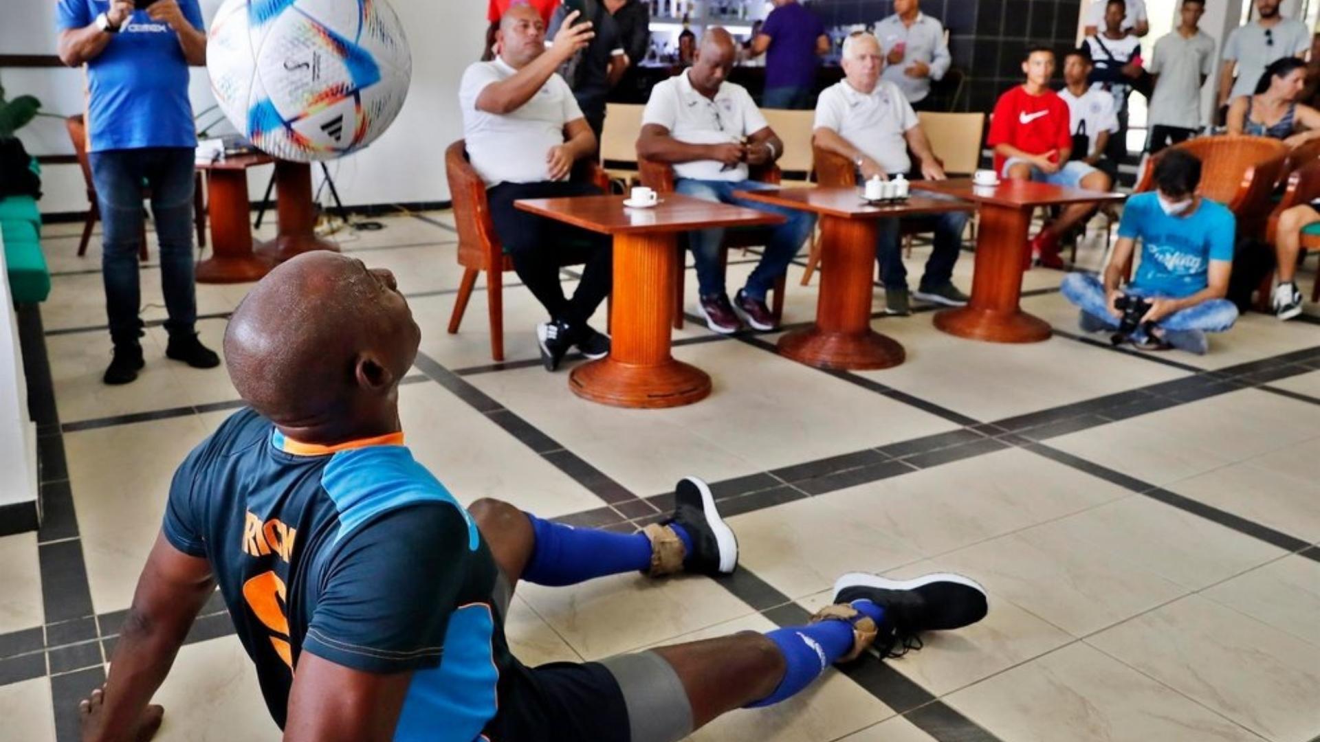 Cubano Erick Hernández bate récord mundial de dominio del balón con la cabeza