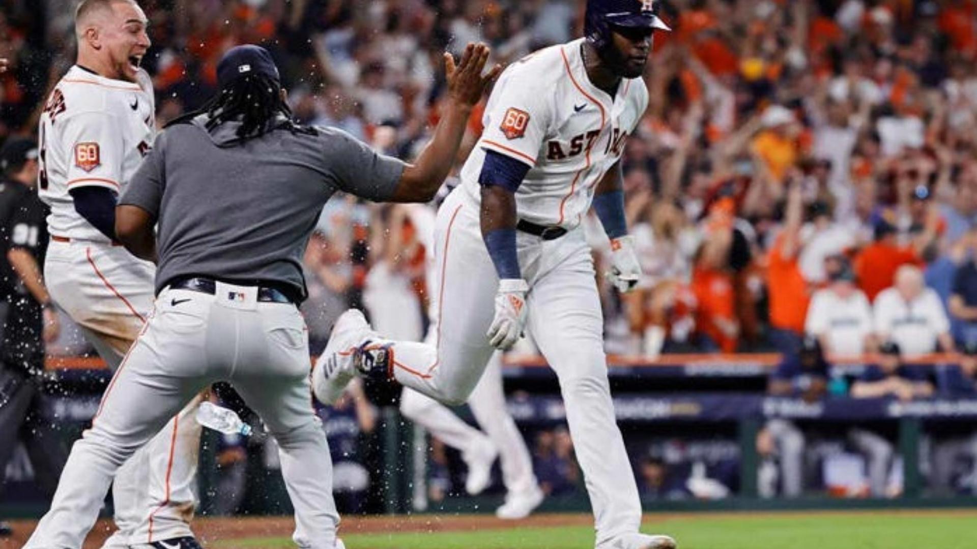 Cubano Yordan Álvarez decide para los Astros con jonrón espectacular en novena entrada