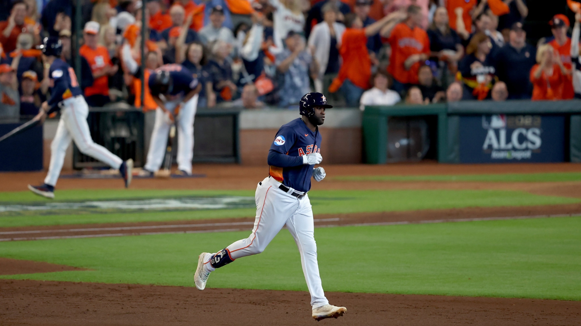 Cubano Yordan Álvarez fue vital en triunfo de Astros en Serie de Campeonato