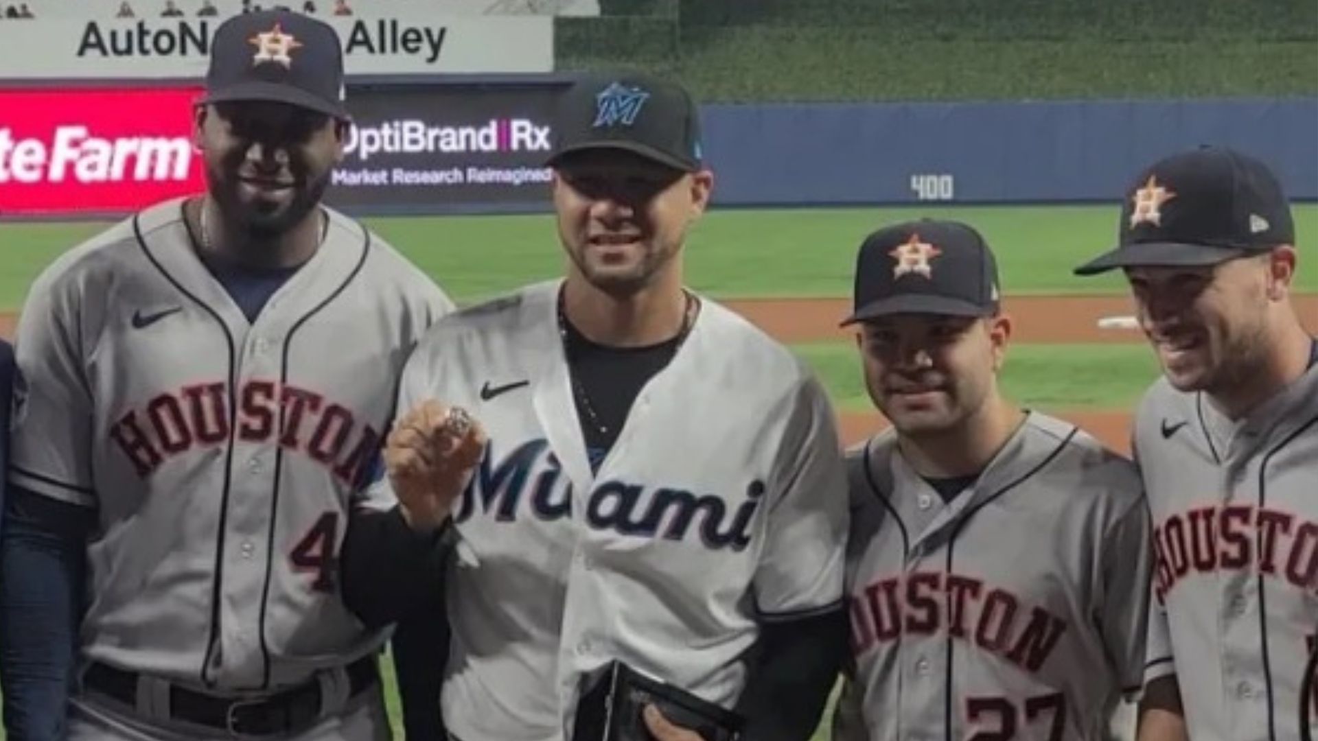 Cubano Yuli Gurriel recibe anillo de Serie Mundial en Miami