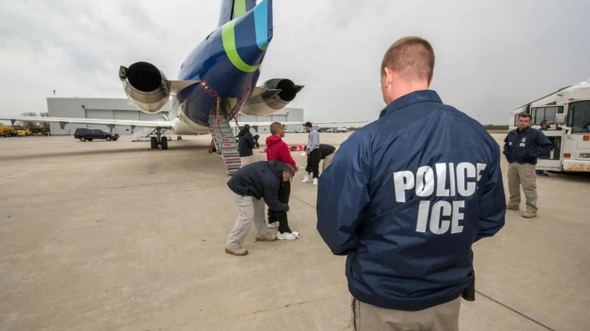 ¿Cubanos con I-220A podrían enfrentar la deportación?