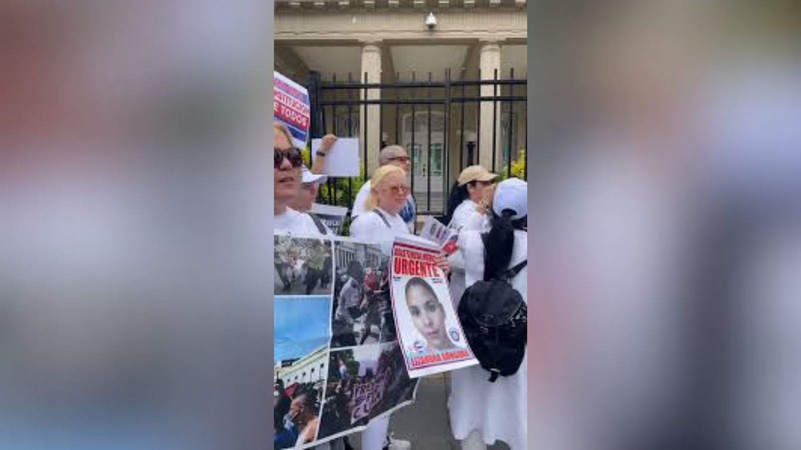 Cubanos con I-220A se manifiestan frente a la embajada de Cuba en Washington
