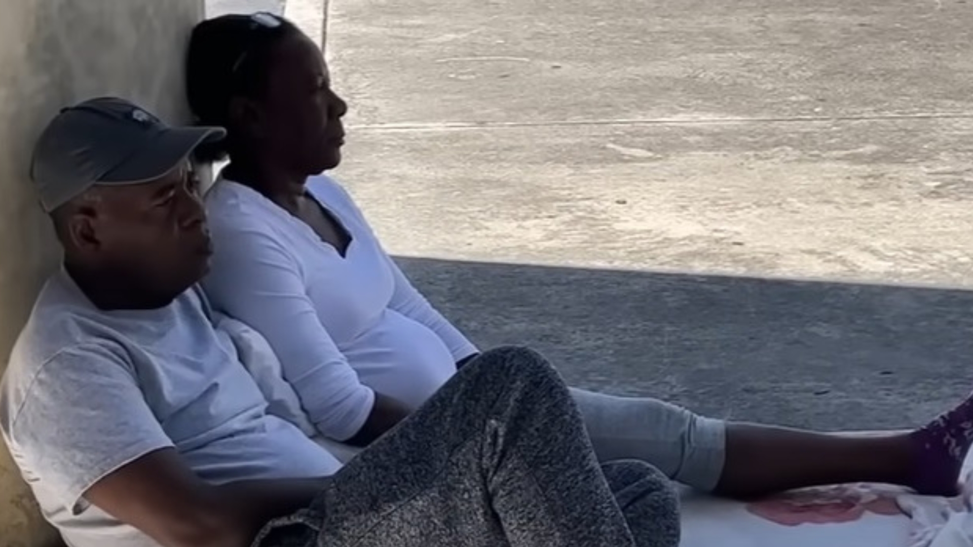 Cubanos duermen en la calle en Miami: “No aguanto más”