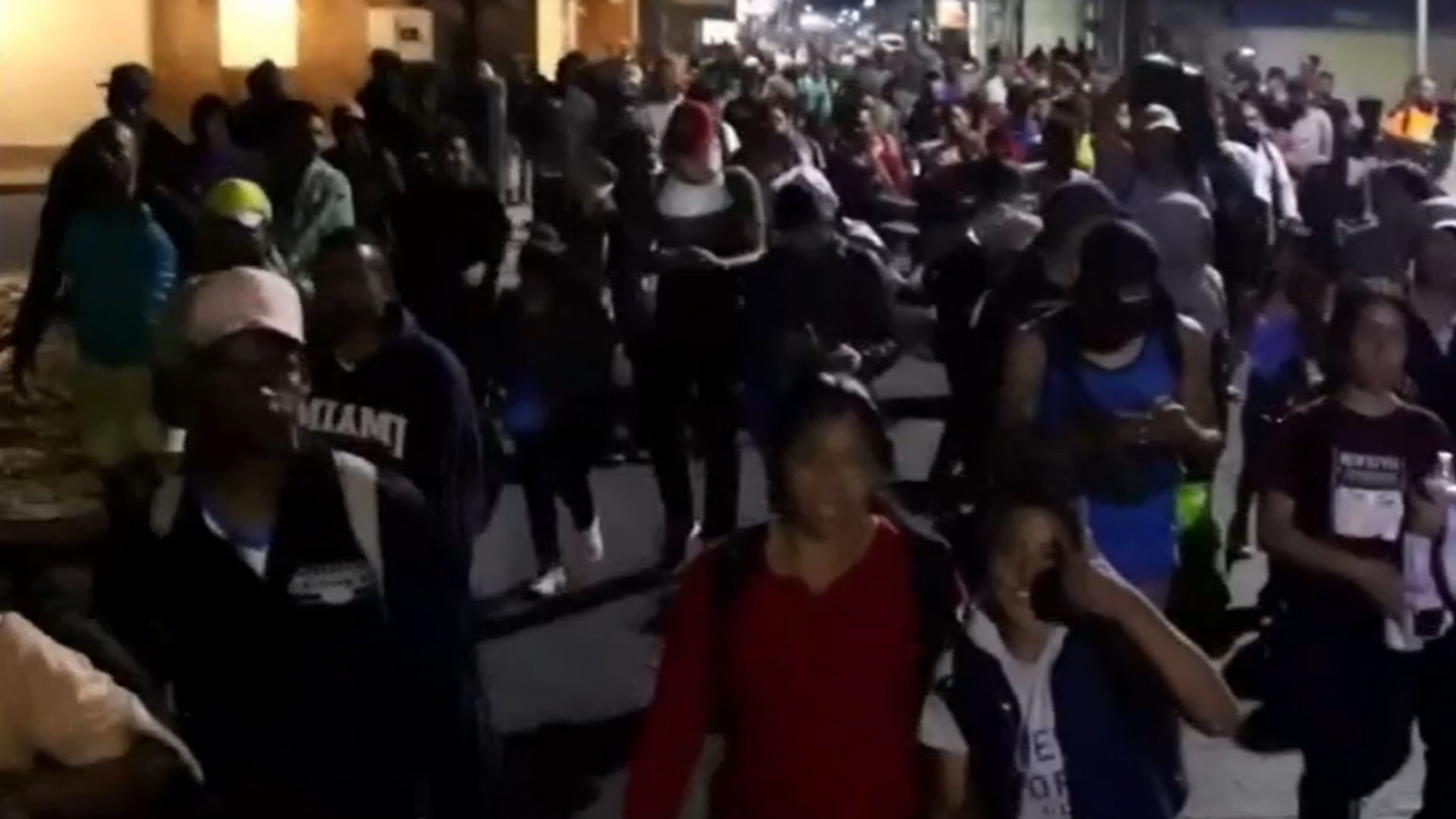Cubanos marchan en caravana hacia la frontera con Estados Unidos