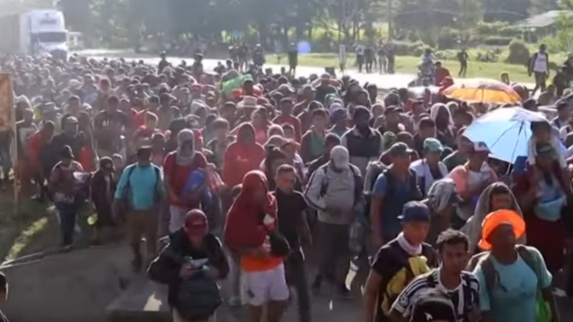 Cubanos marchan junto a caravana migrante hacia EE.UU.