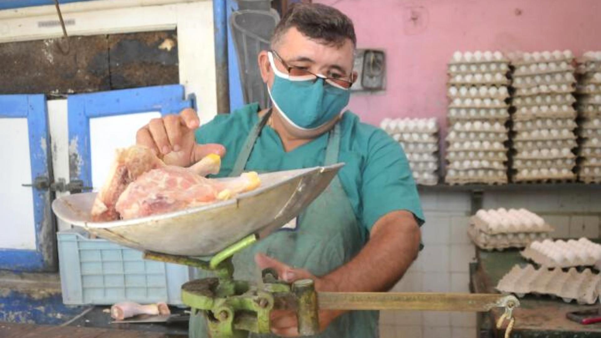 Cubanos mayores de 13 años ya no recibirán pollo por la libreta