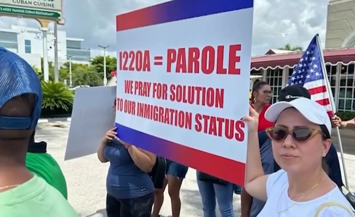 Cubanos piden el fin de los vuelos de deportación