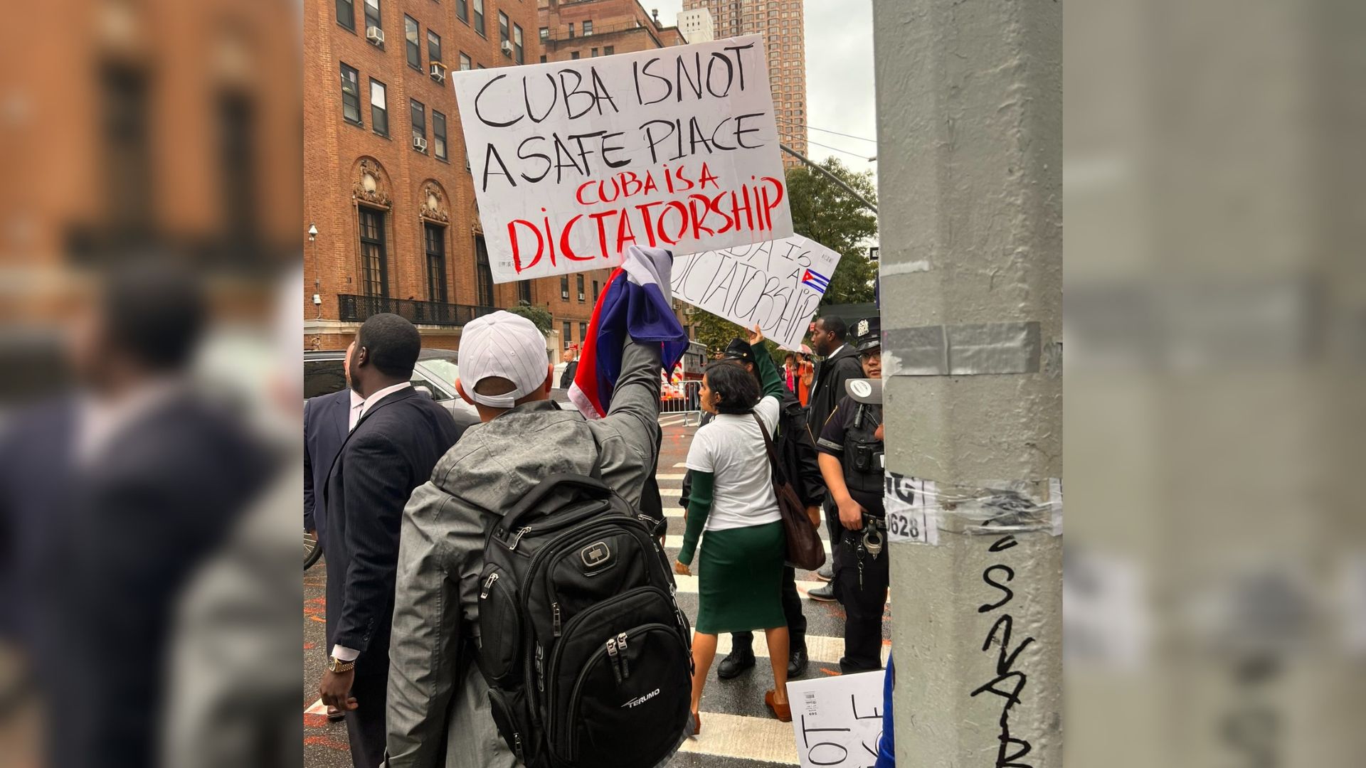 Cubanos protestan contra dictador Díaz-Canel en Nueva York