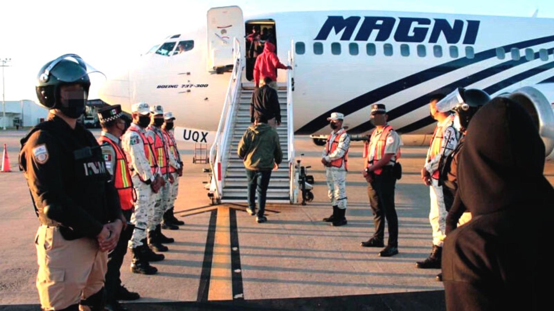 Cubanos protestan en avión e impiden deportación de México: “nos trajeron engañados”