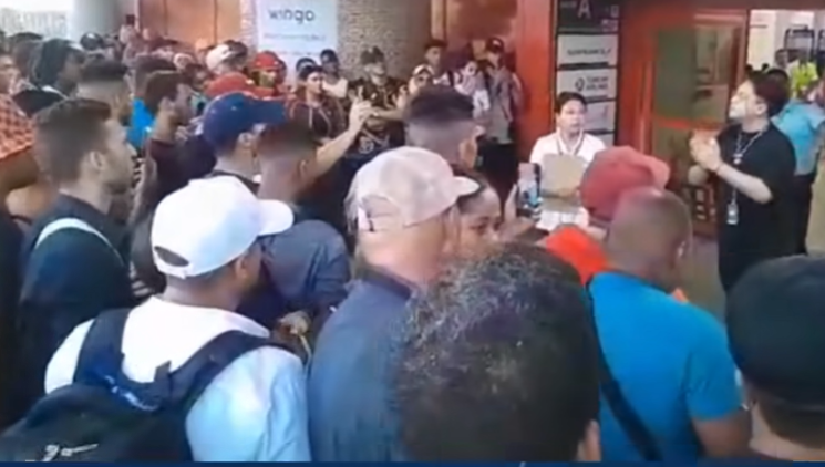 Cubanos protestan en el aeropuerto José Martí de La Habana