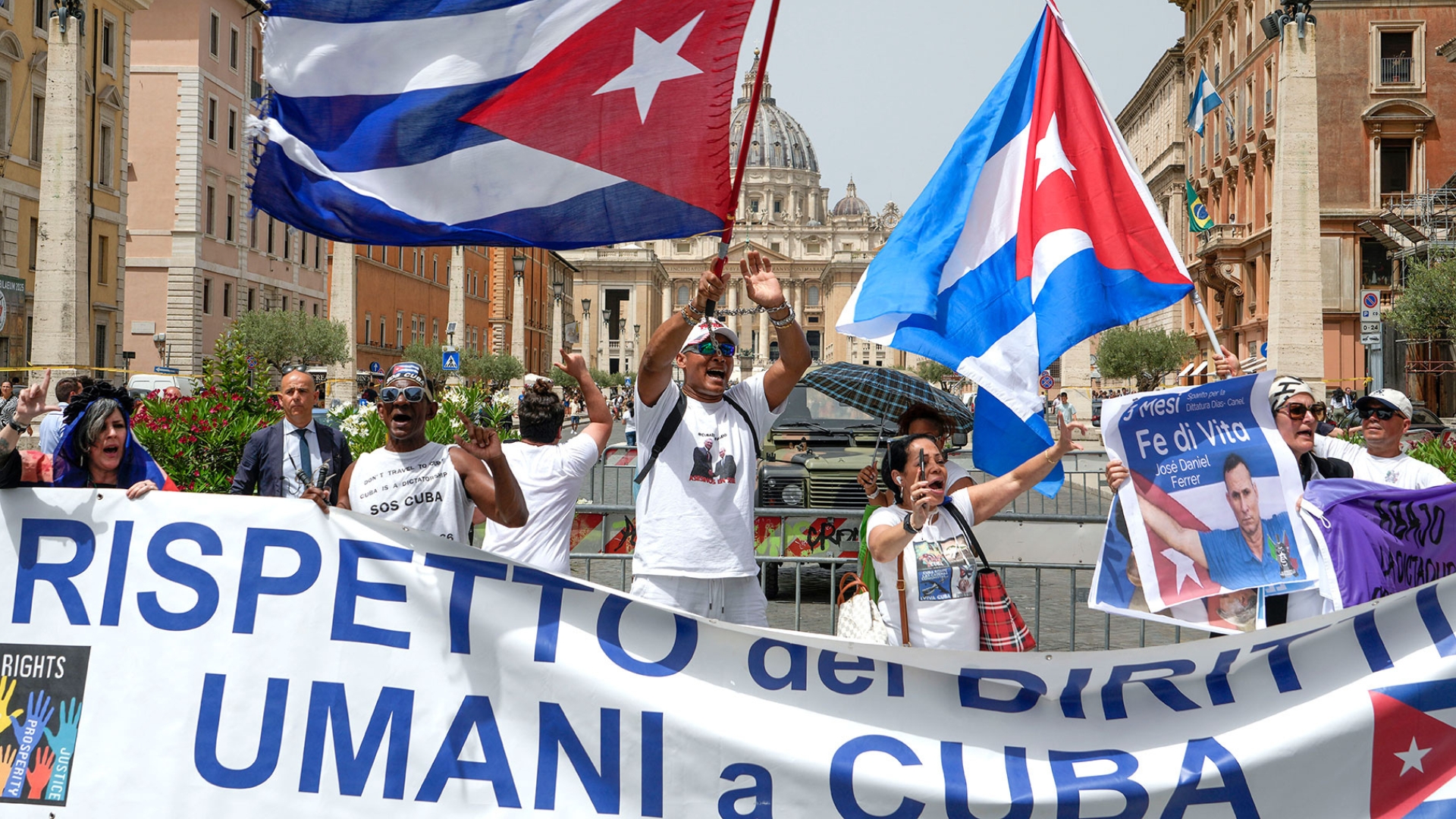 Cubanos protestan en las afueras del Vaticano por visita de Díaz-Canel